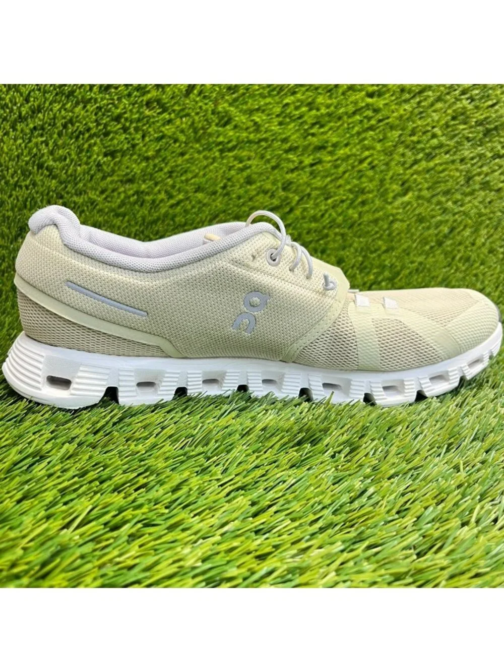 On Cloud 5 Womens Size 10 Beige White Athletic Running Walking Shoes Sneakers